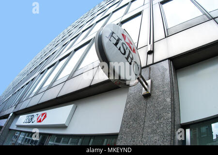 Segno circolare sulla costruzione di HSBC Bank office di Londra Foto Stock