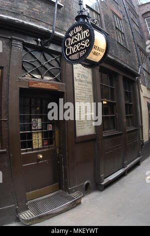 Ye Olde Cheshire Cheese è una Grade II casa pubblica a 145 Fleet Street Foto Stock