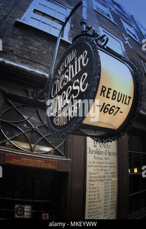 Ye Olde Cheshire Cheese è una Grade II casa pubblica a 145 Fleet Street Foto Stock