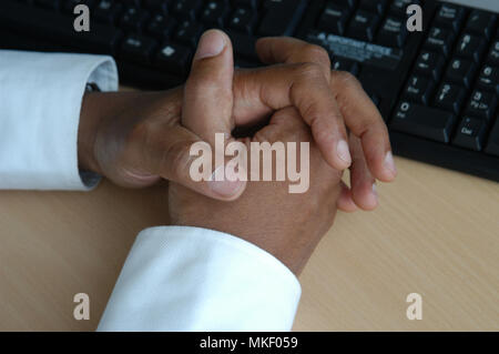 Close up del mans mani sulla scrivania in ufficio Foto Stock