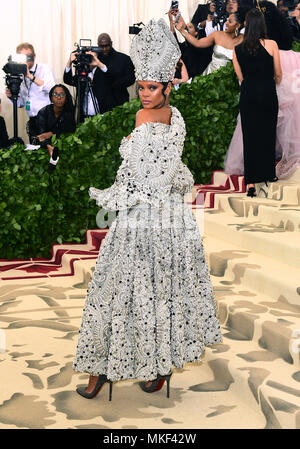 Rihanna frequentando il Metropolitan Museum of Art Costume Institute Gala benefici 2018 in New York, Stati Uniti d'America. Foto Stock