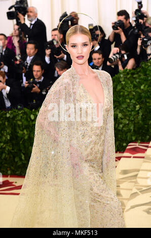 Rosie Huntington-Whiteley frequentando il Metropolitan Museum of Art Costume Institute Gala benefici 2018 in New York, Stati Uniti d'America. Foto Stock