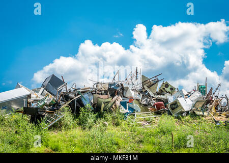 Il riciclo del metallo - discarica: mucchio di rifiuti domestici in discarica Foto Stock