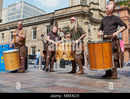 Caledonia batteristi scozzese & Bagpipers Buchanan Street Glasgow 2018,05 Alamy solo Foto Stock