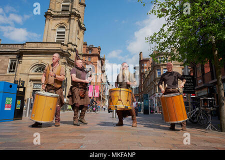 Caledonia batteristi scozzese & Bagpipers Buchanan Street Glasgow 2018,05 Alamy solo Foto Stock