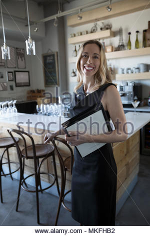 Ritratto femminile fiducioso proprietario di piccola impresa con menu in cafe