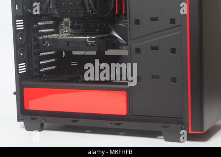 Sistema Desktop Computer unità caso isolato su uno sfondo bianco Foto Stock