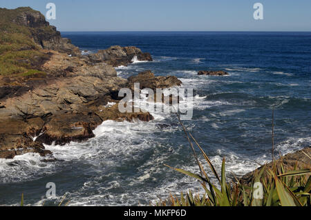 Le onde in arrivo invadere costante baia vicino a Charleston sulla costa ovest della Nuova Zelanda Foto Stock