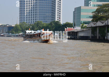 Barche di tutte le forme e dimensioni trasportare passeggeri e merci sul fiume Chao Phraya a Bangkok, in Thailandia Foto Stock