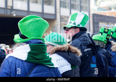 Persone che indossano bright green cappelli a Montreal il giorno di San Patrizio parade Foto Stock