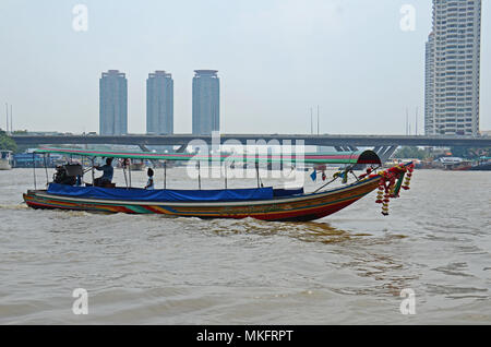 Barche di tutte le forme e dimensioni trasportare passeggeri e merci sul fiume Chao Phraya a Bangkok, in Thailandia Foto Stock