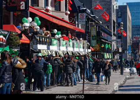 Affollato di Sir Winston Churchill pub sulla Crescent Street, Montreal dopo il giorno di San Patrizio parade Foto Stock