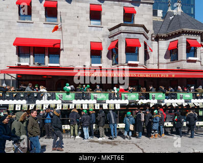 Affollato di Sir Winston Churchill pub sulla Crescent Street, Montreal dopo il giorno di San Patrizio parade Foto Stock