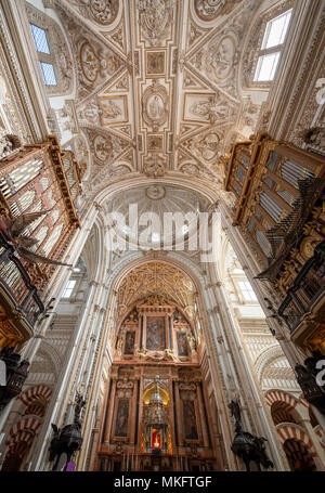 Il soffitto a volta e il presbiterio, Mezquita-Catedral de Córdoba o duomo della Concezione di Nostra Signora, Córdoba Foto Stock
