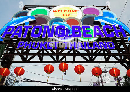 Segno e ingresso al Bangla Road, Quartiere di partito e il quartiere a luci rosse, Patong Beach, Phuket, Tailandia Foto Stock