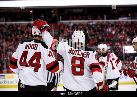 New Jersey Devils ala sinistra miglia di legno (44) e New Jersey Devils defenceman sarà Butcher (8) abbracciare dopo un obiettivo. Foto Stock