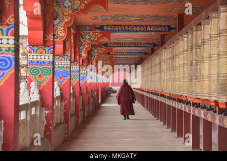 Monaco tibetano la filatura ruote della preghiera, Yarchen Gar, Sichuan, in Cina Foto Stock