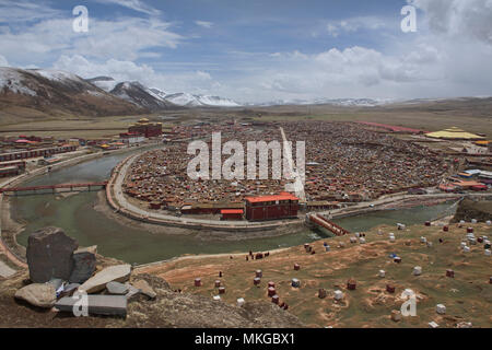 Vista dell'isola di monache tibetane, Yarchen Gar, Sichuan, in Cina Foto Stock