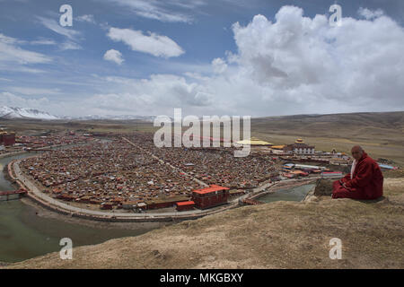 Vista dell'isola di monache tibetane, Yarchen Gar, Sichuan, in Cina Foto Stock