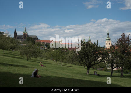 Le persone a rilassarsi presso i Giardini Petřín a Praga, Repubblica Ceca Foto Stock