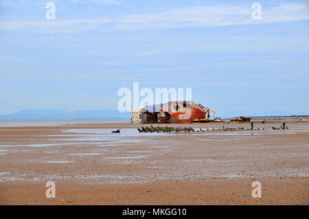 La bassa marea la spiaggia della sabbia vista 1894 Abana relitto rimane a nord di Riverdance naufragio del traghetto, sul suo lato, essendo scartato Anchorsholme, Cleveleys, Blackpool, Regno Unito Foto Stock