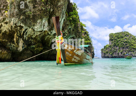 Lunga coda di barche in Isola di Phi Phi, Krabi, Thailandia Foto Stock