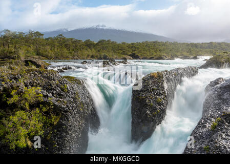 Petrohue Cascate e il vulcano Osorno con la sua cima innevata vicino a Puerto Varas, Cile Foto Stock