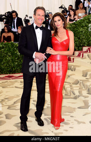 Rande Gerber e Cindy Crawford frequentando il Metropolitan Museum of Art Costume Institute Gala benefici 2018 in New York, Stati Uniti d'America Foto Stock