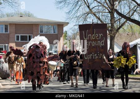 La gente vestita come rifiuti pericolosi al giorno di maggio festival di Minneapolis, Minnesota, Stati Uniti d'America. Foto Stock