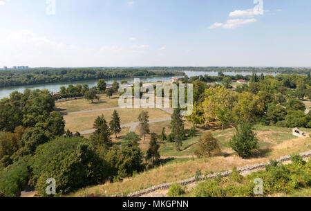 Vista panoramica del Danubio e Belgrado dall'altezza della Fortezza di Belgrado, Serbia. Foto Stock