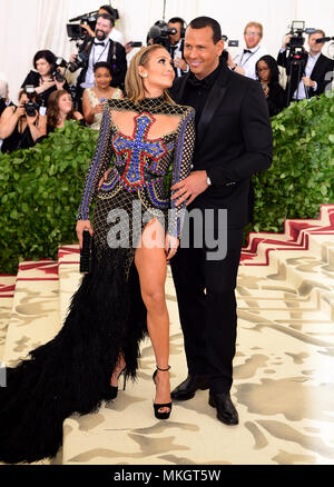 Jennifer Lopez e Alex Rodriguez frequentando il Metropolitan Museum of Art Costume Institute Gala benefici 2018 in New York, Stati Uniti d'America Foto Stock