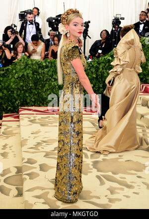 Anya Taylor-Joy frequentando il Metropolitan Museum of Art Costume Institute Gala benefici 2018 in New York, Stati Uniti d'America. Foto Stock