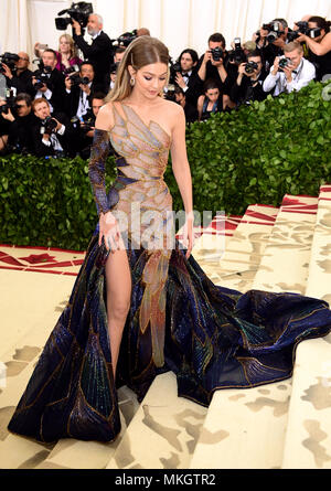 Gigi Hadid frequentando il Metropolitan Museum of Art Costume Institute Gala benefici 2018 in New York, Stati Uniti d'America. Foto Stock