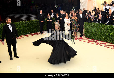 Madonna frequentando il Metropolitan Museum of Art Costume Institute Gala benefici 2018 in New York, Stati Uniti d'America. Stampa foto di associazione. Picture data: Picture Data: lunedì 7 maggio 2018. Vedere PA storia SHOWBIZ INCONTRATO Gala. Foto di credito dovrebbe leggere: Ian West/PA FILO Foto Stock