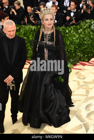 Madonna frequentando il Metropolitan Museum of Art Costume Institute Gala benefici 2018 in New York, Stati Uniti d'America. Foto Stock