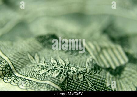 Olive Branch, della pace, essendo tenuto dalla American Eagle, da noi stemma su una banconota statunitense. Foto Stock