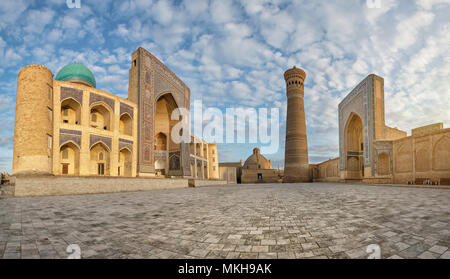 Vista panoramica di Poi Kalan - un religioso islamico complesso situato intorno al minareto Kalan a Bukhara, Uzbekistan Foto Stock