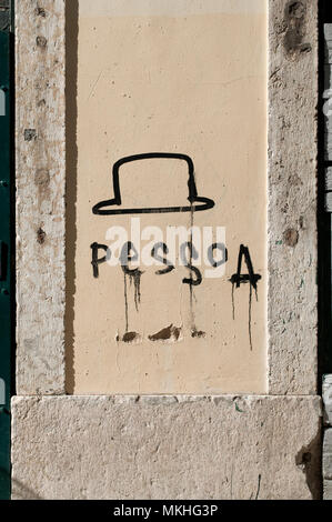 Pessoa e il suo cappello un o parete in Lisbona, Portogallo Foto Stock