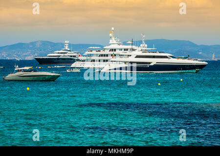 Yacht di lusso in turchese spiaggia di Formentera Illetes Foto Stock