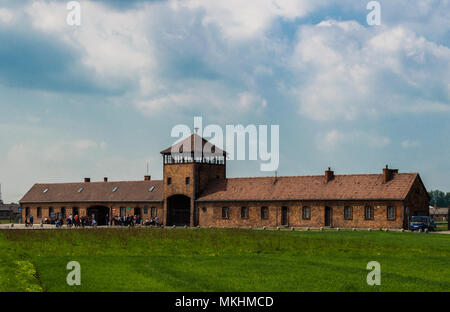 Ingresso principale al campo di concentramento nazista di Auschwitz II Birkenau in Oświęcim, Polonia. Bellissima vista del cancello durante una soleggiata giornata di primavera. Foto Stock