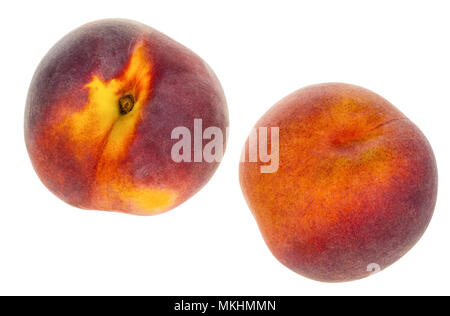 Due mature succose pesche isolati su sfondo bianco. Prunus. Close-up di sani e freschi frutti. Vitamine e antiossidanti. Deliziosi snack vegetariano. Foto Stock