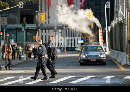 NEW YORK - Stati Uniti d'America - 28 ottobre 2017. Due ufficiali di polizia sono attraversando la strada vicino al World Trade Center "Ground Zero" a Manhattan, New York. Foto Stock