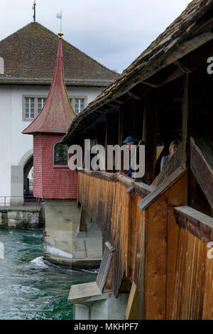 Ponte Spreuer Bridge o Spreuerbrücke, 15th secolo, ponte pedonale coperto con una serie di dipinti con un motivo di morte a Lucerna, Svizzera Foto Stock