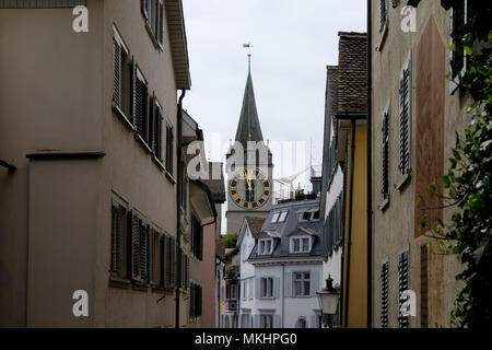 Torre dell'orologio del San Pietro Chiesa evangelica a Zurigo, Svizzera, Europa Foto Stock