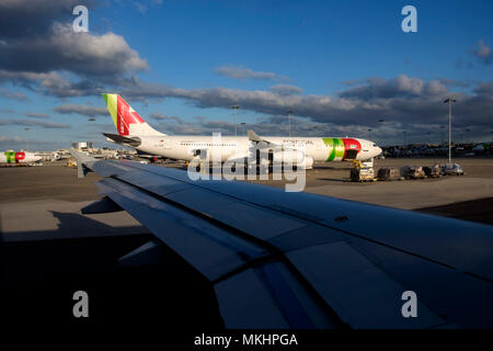 Toccare airplane presso l'aeroporto di Portela pista a Lisbona, Portogallo Foto Stock