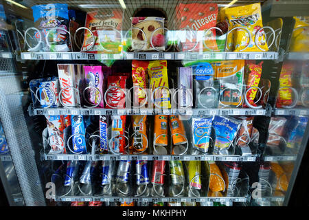 Distributore automatico di vendita cibo malsano spuntini e bibite Foto Stock