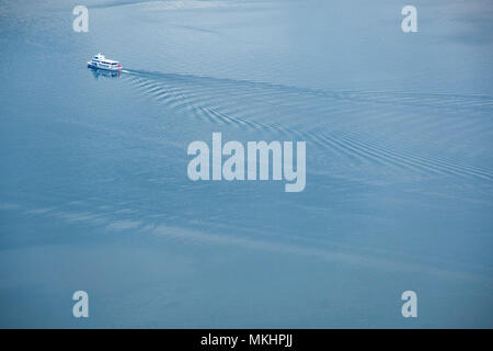 Veduta aerea di una barca che attraversa un lago a Zug, Svizzera, Europa Foto Stock