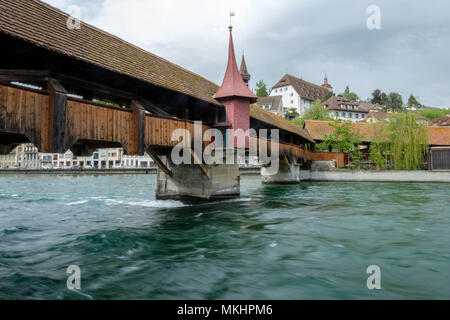 Ponte Spreuer Bridge o Spreuerbrücke, 15th secolo, ponte pedonale coperto con una serie di dipinti con un motivo di morte a Lucerna, Svizzera Foto Stock