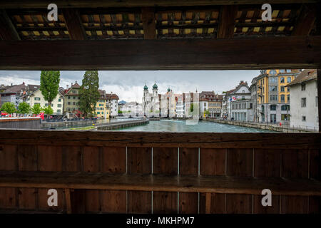 Ponte Spreuer Bridge o Spreuerbrücke, 15th secolo, ponte pedonale coperto con una serie di dipinti con un motivo di morte a Lucerna, Svizzera Foto Stock