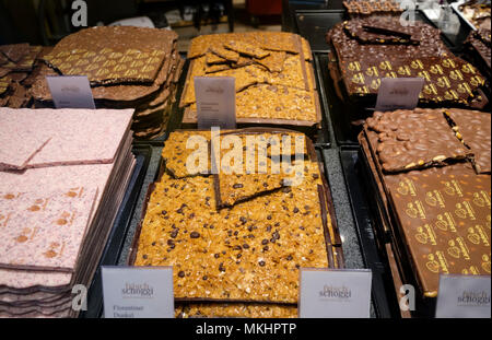 Vari tipi di cioccolato in vendita presso un negozio Frischschoggi a Zurigo, Svizzera, Europa Foto Stock